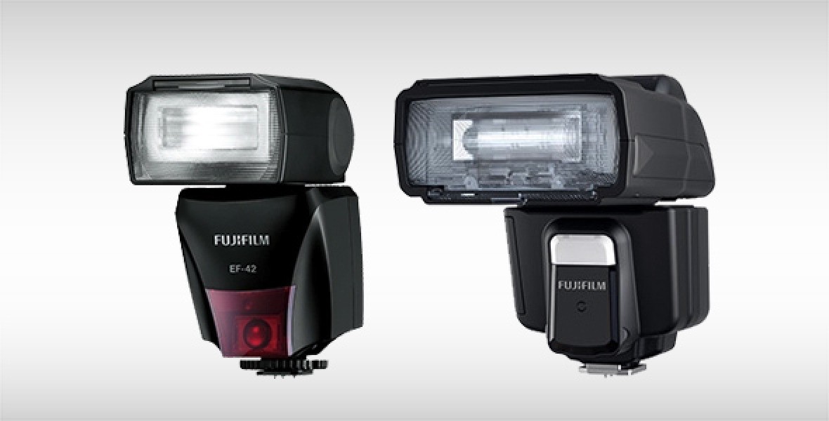Zwei Fujifilm Kamera-Blitzgeräte, eines von vorne und eines von der Seite, auf weißem Hintergrund.