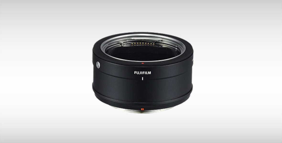 Schwarzes Fujifilm Kameraobjektiv auf weißem Hintergrund, frontal abgebildet.